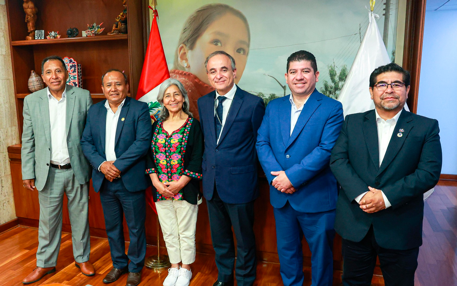 Reunión en el MINEM con el ministro Jorge Luis Montero Cornejo